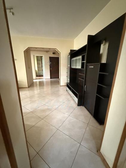 Apartament cu 3 camere semidecomandat, mobilat în Central