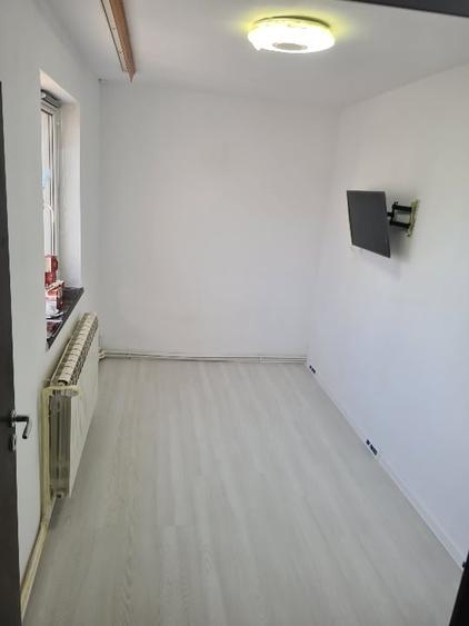 Apartament cu 4 camere semidecomandat în Inel II