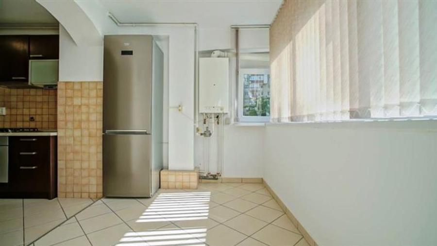 Apartament cu 3 camere decomandat, mobilat în Centrul Civic