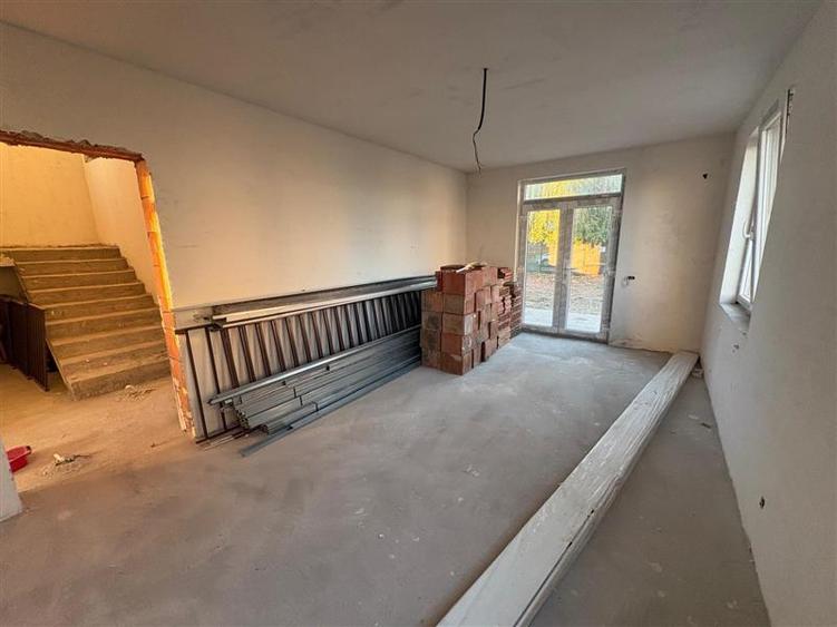 Casă cu 5 camere cu Teren 450 Mp în Domnești