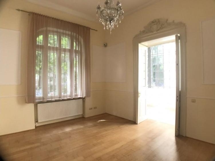 Casă cu 13 camere cu Teren 458 Mp în Armeneasca