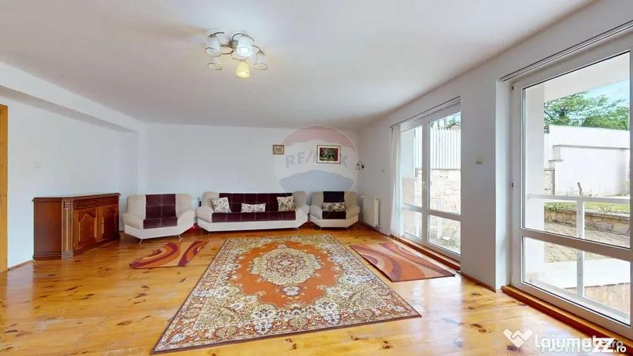 Casă cu 10 camere cu Teren 710 Mp în Central