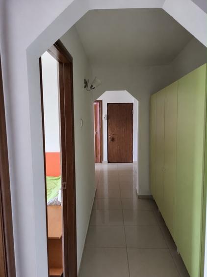 Apartament cu 3 camere decomandat, mobilat în Nicolina