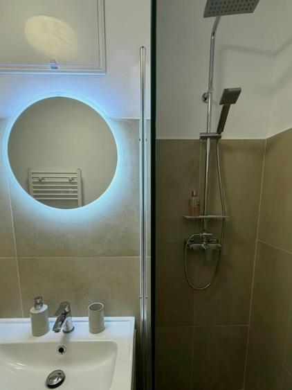 Apartament cu 3 camere semidecomandat, mobilat în Aradului