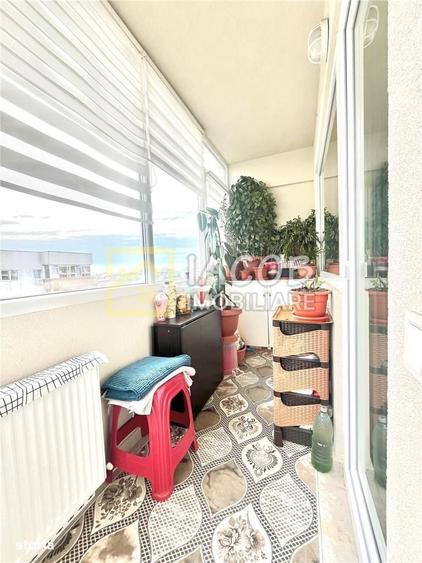 Apartament cu 3 camere semidecomandat, mobilat în Nord