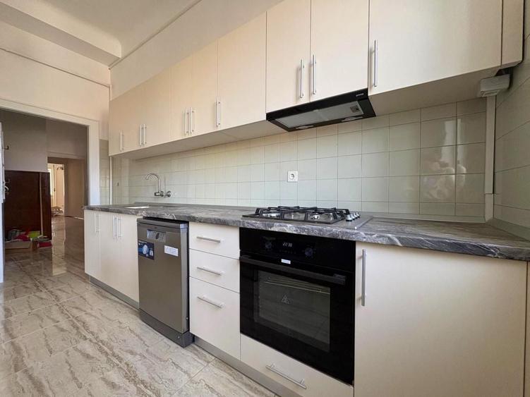 Apartament cu 3 camere decomandat, mobilat în Central