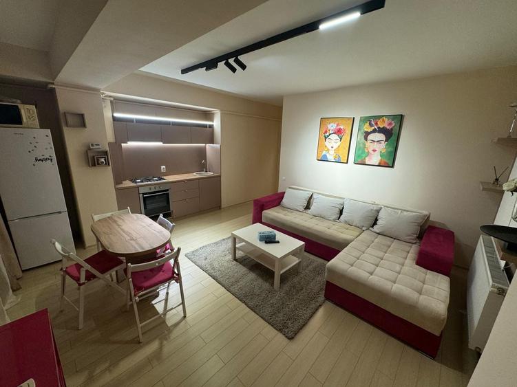 Apartament cu 2 camere semidecomandat, mobilat în Decebal