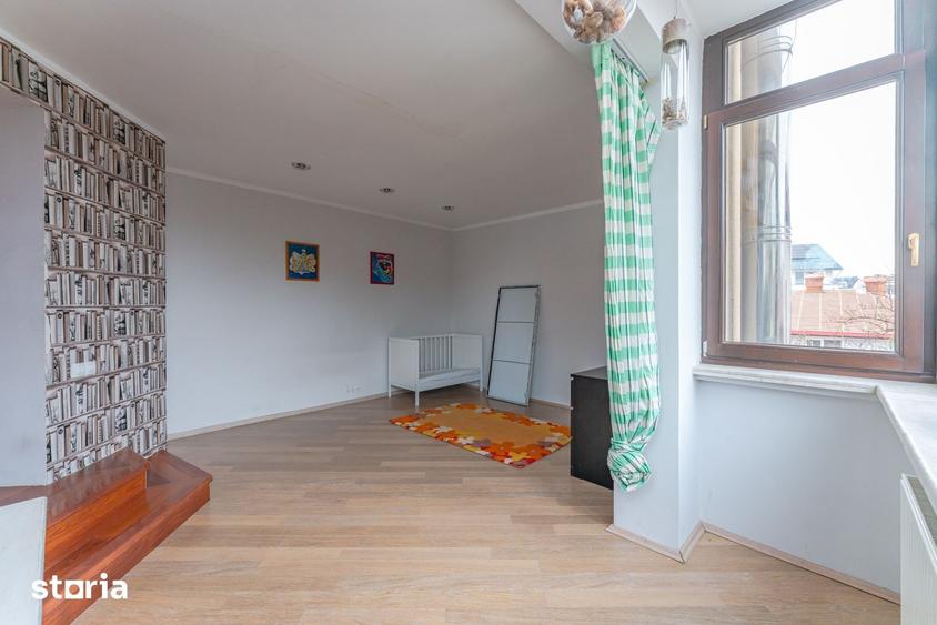 Casă cu 7 camere cu Teren 280 Mp în Central
