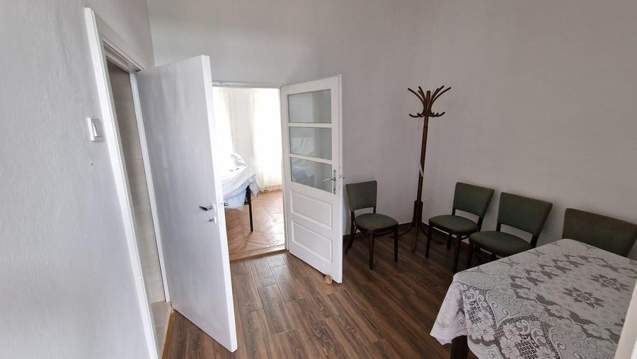 Casă cu 8 camere cu Teren 3651 Mp în Giulvăz