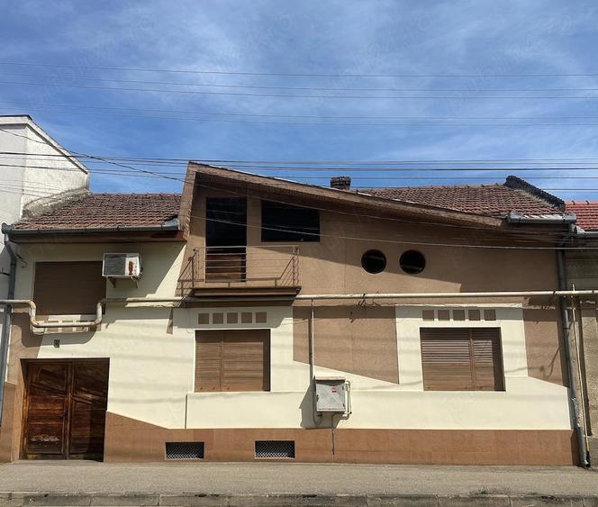 Casă cu 5 camere cu Teren 450 Mp în Central