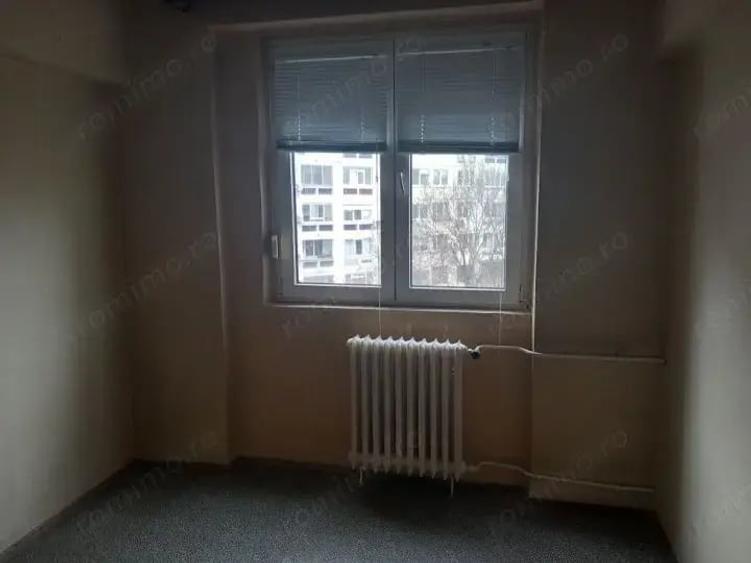 Apartament cu 3 camere semidecomandat în Tineretului