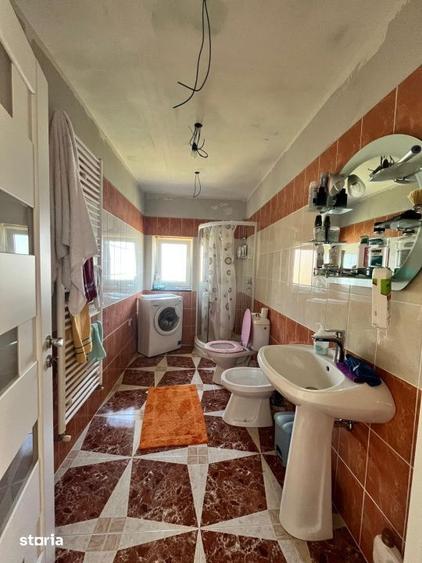 Casă cu 7 camere cu Teren 1000 Mp în Siminicea