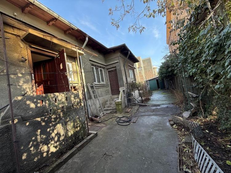 Casă individuală cu 4 camere cu Canalizare în 1 Mai