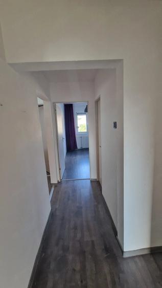 Apartament cu 3 camere decomandat în Girocului