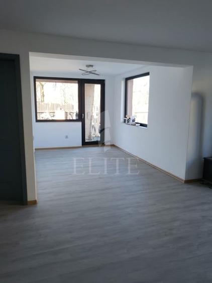 Apartament cu 3 camere semidecomandat, mobilat în Central