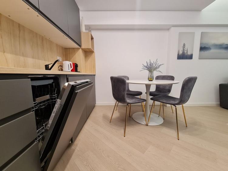 Apartament cu 3 camere semidecomandat în Central
