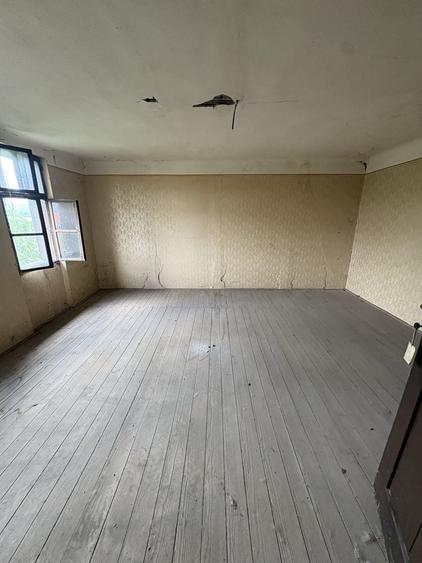 Casă cu 4 camere în Buteni