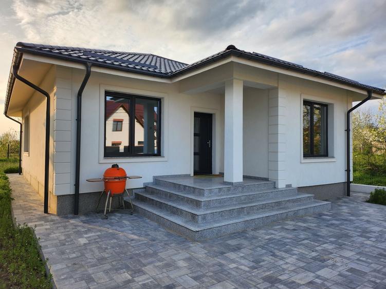 Casă cu 3 camere decomandat în Păulești