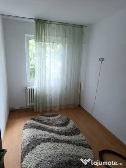 Apartament cu 3 camere semidecomandat în Alexandru cel Bun