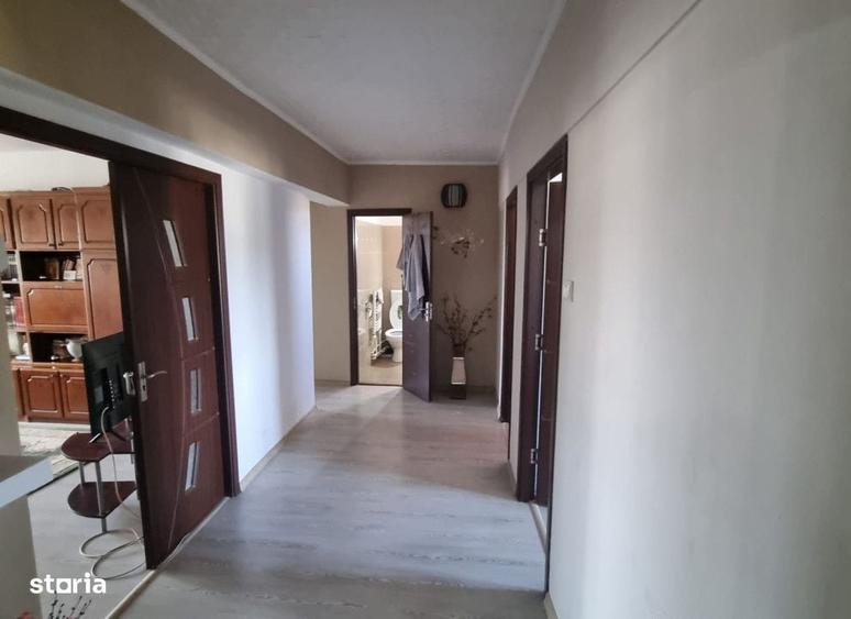 Apartament cu 4 camere decomandat în Nicolina