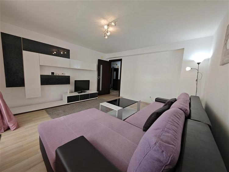 Apartament cu 2 camere decomandat, mobilat în Tractorul