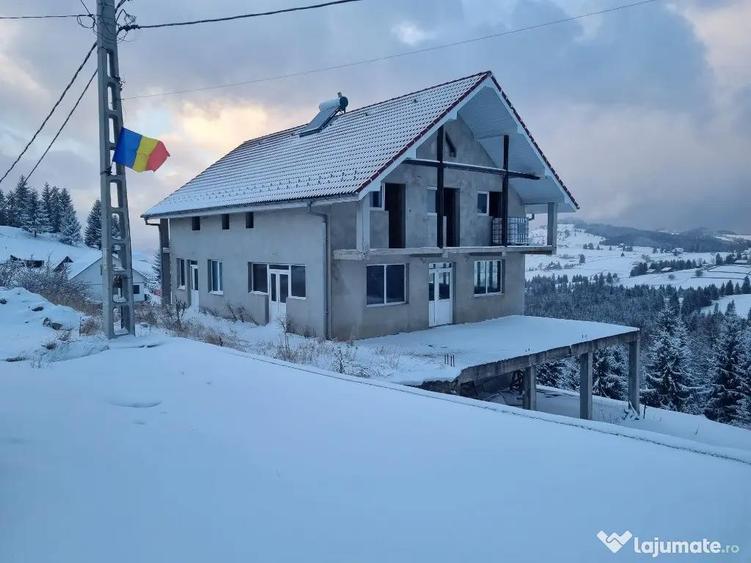 Casă cu 7 camere cu Teren 1251 Mp în Piatra