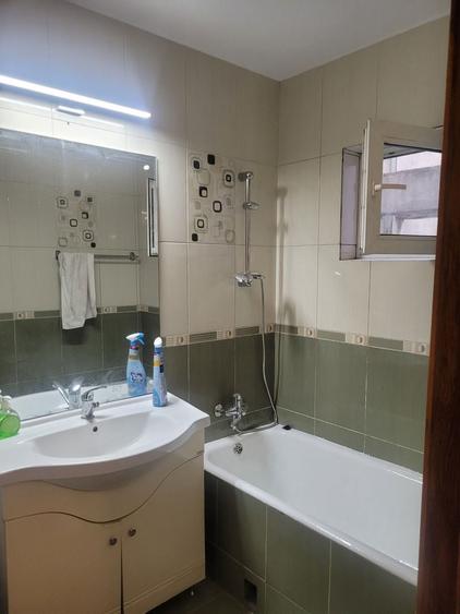 Apartament cu 3 camere decomandat, mobilat în Balada