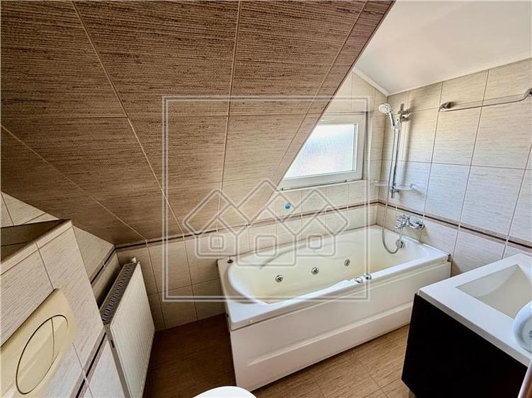 Apartament cu 3 camere semidecomandat în Terezian