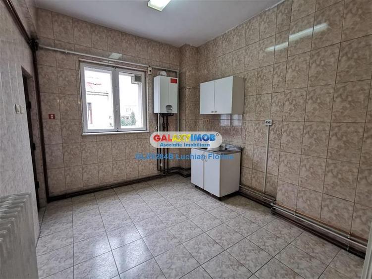Apartament cu 4 camere decomandat în Calea Victoriei