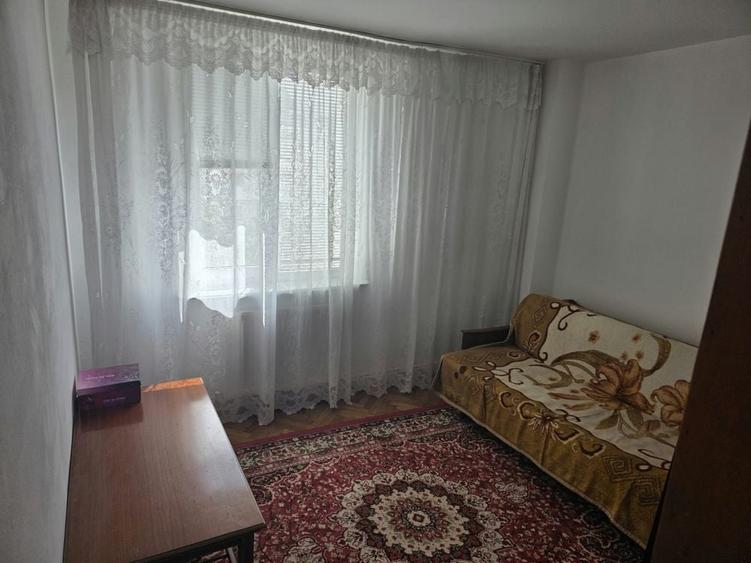 Apartament cu 4 camere decomandat în Exterior Vest