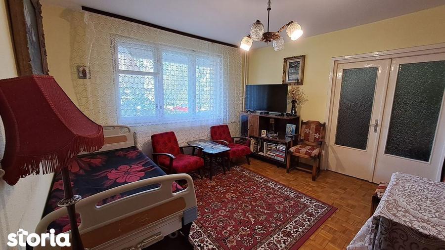 Apartament cu 3 camere semidecomandat în Decebal