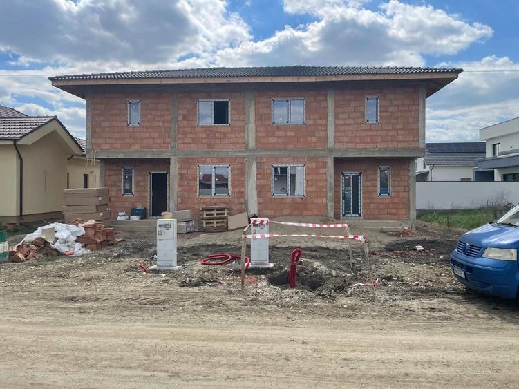 Duplex cu 8 camere cu Canalizare în Giarmata-Vii