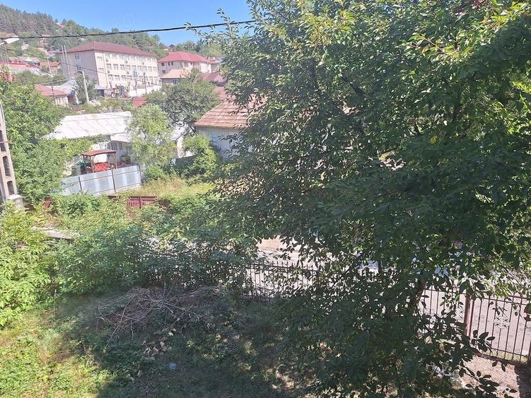 Casă cu 12 camere cu Teren 559 Mp în Tulnici