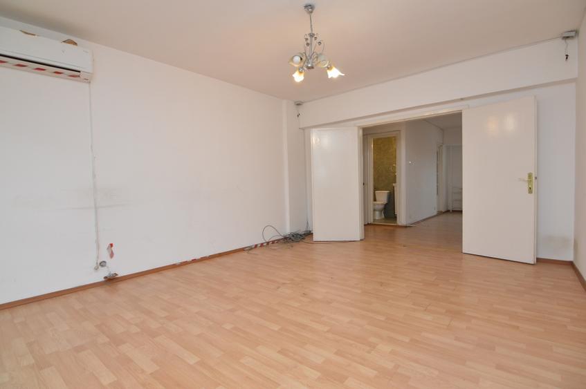 Apartament cu 4 camere decomandat în Victoriei