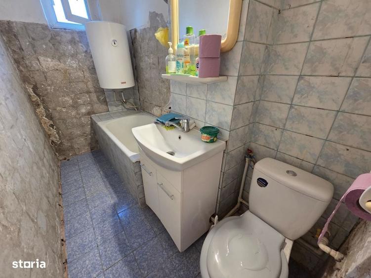 Apartament cu 3 camere semidecomandat în Micro 6