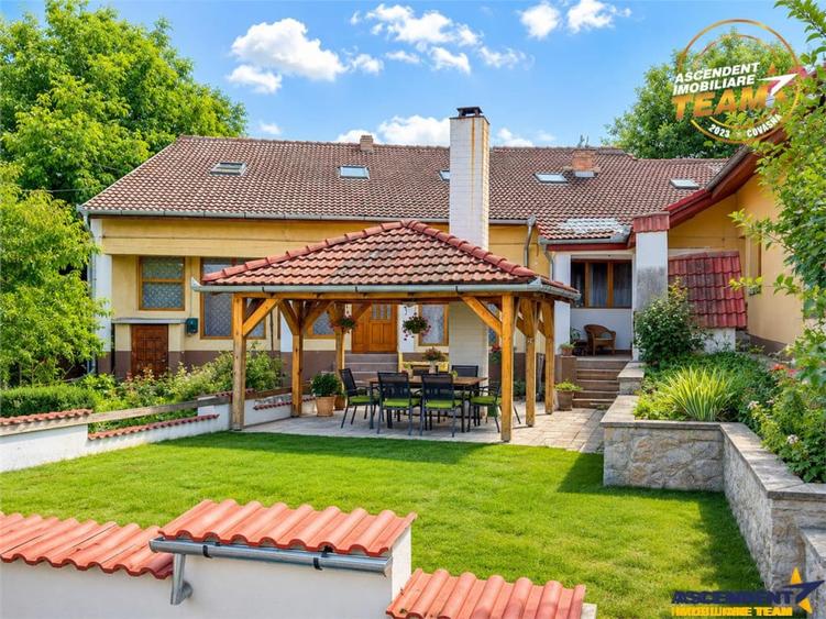 Casă cu 7 camere cu Teren 547 Mp în Central