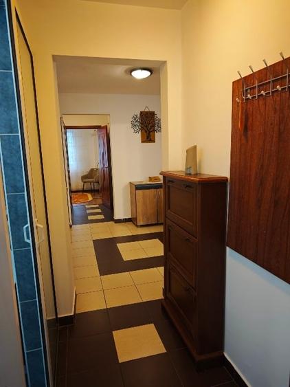 Apartament cu 3 camere decomandat, mobilat în P-ța Victoriei