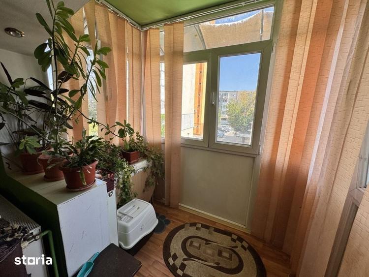Apartament cu 3 camere semidecomandat în Craiovița Nouă