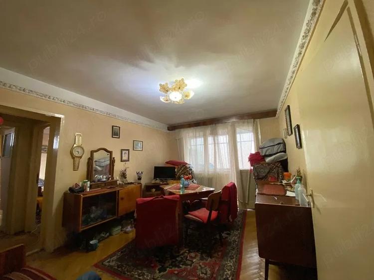 Apartament cu 3 camere semidecomandat în Central