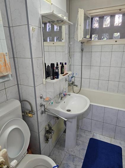 Apartament cu 3 camere semidecomandat în Militari
