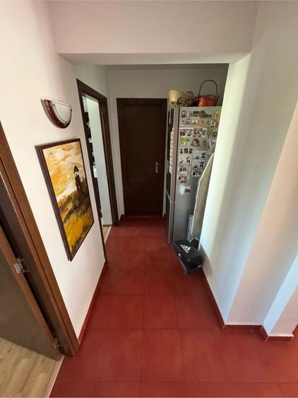 Apartament cu 3 camere semidecomandat în 1 Decembrie