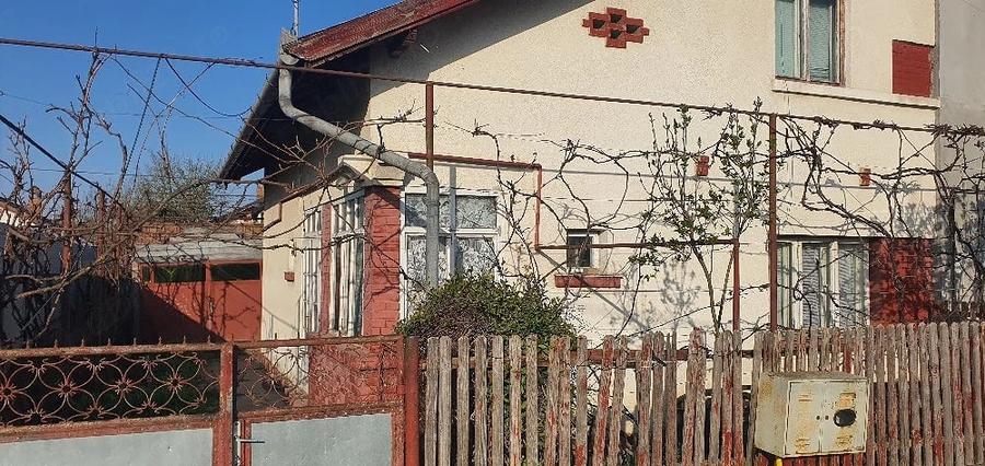 Casă cu 2 camere cu Teren 3000 Mp în Central