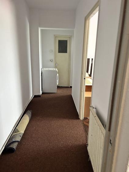Apartament cu 3 camere decomandat în Pietroasa