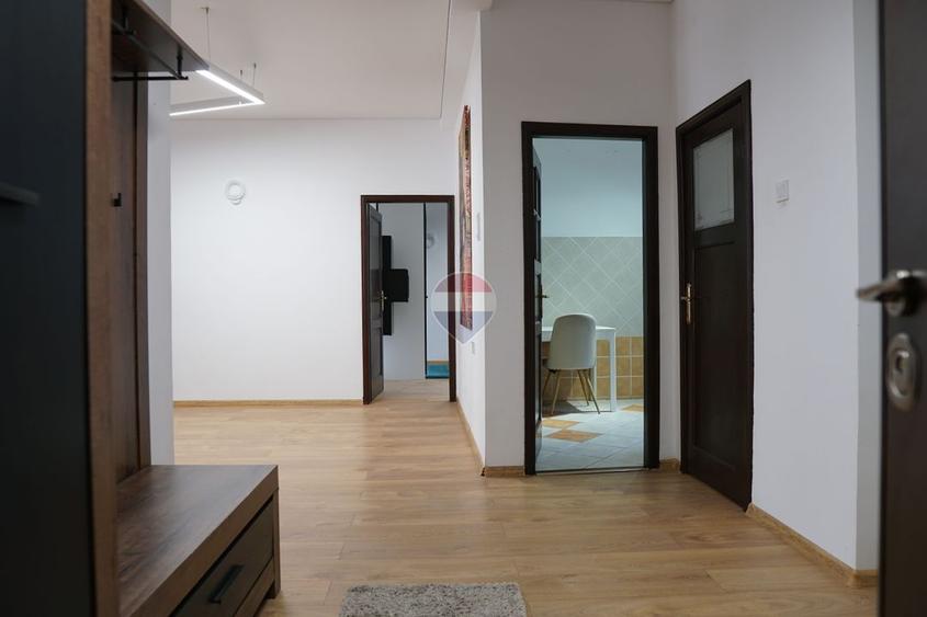 Apartament cu 3 camere decomandat, mobilat în Calea Victoriei