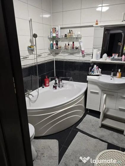 Apartament cu 3 camere semidecomandat în Dristor