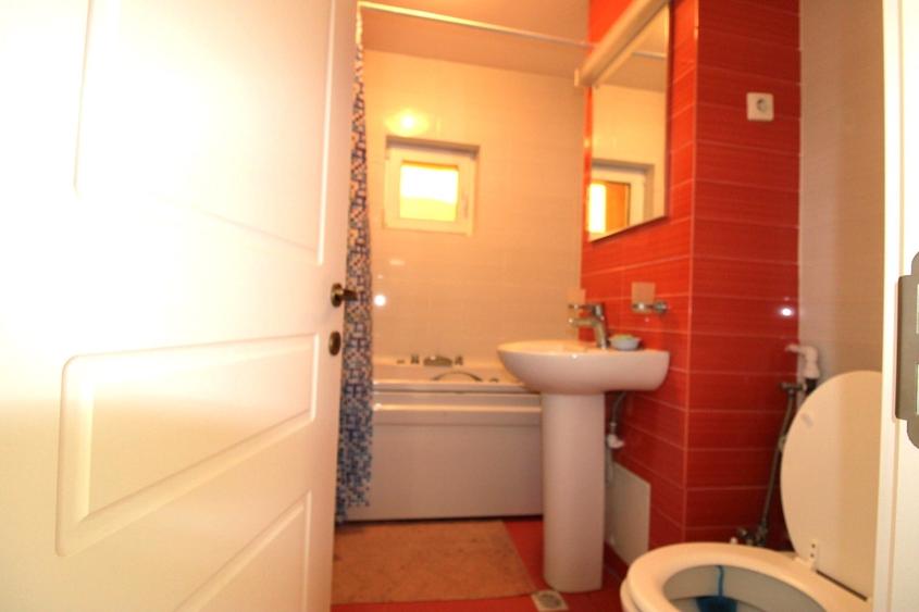 Apartament cu 3 camere decomandat, mobilat în Faleză