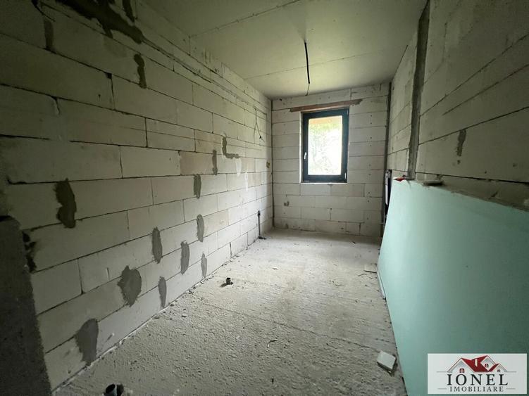 Casă individuală cu 4 camere cu Teren 600 Mp în Est