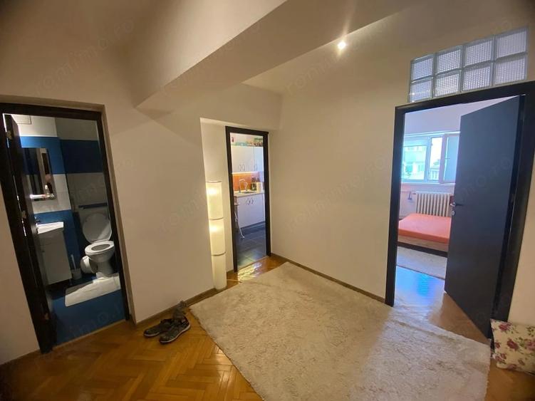 Apartament cu 3 camere semidecomandat în Calea Victoriei