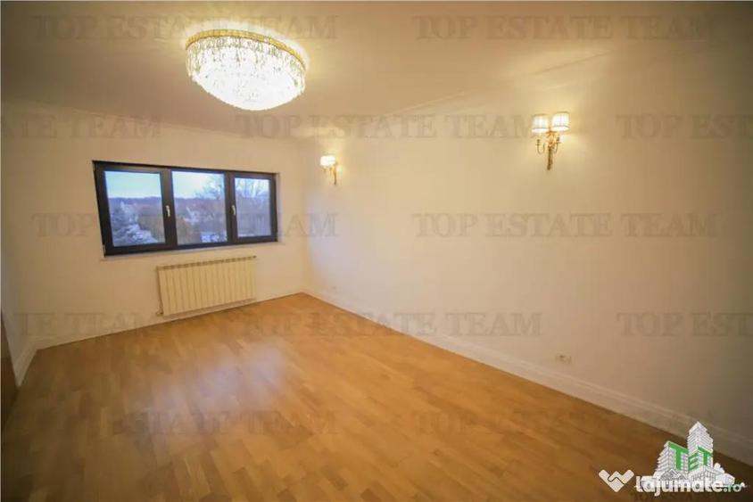 Casă cu 7 camere cu Teren 300 Mp în Central