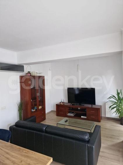 Apartament cu 3 camere semidecomandat, mobilat în Victoriei